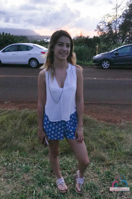 Amateur GF Kristen Scott flaunts her hot behind while posing on the beach