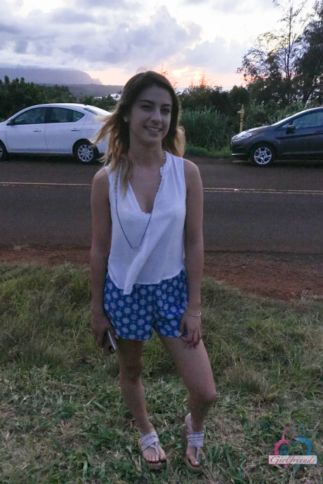 Amateur GF Kristen Scott flaunts her hot behind while posing on the beach