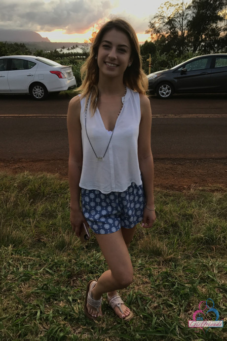 Amateur GF Kristen Scott flaunts her hot behind while posing on the beach