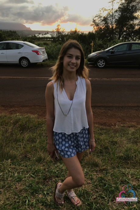 Amateur GF Kristen Scott flaunts her hot behind while posing on the beach