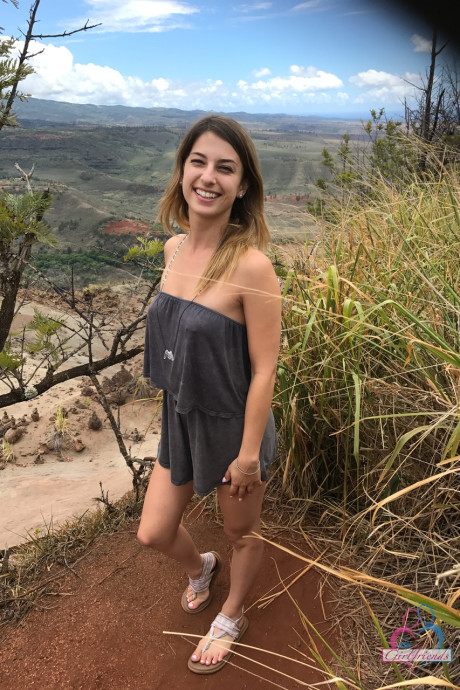 Amateur GF Kristen Scott flaunts her hot behind while posing on the beach