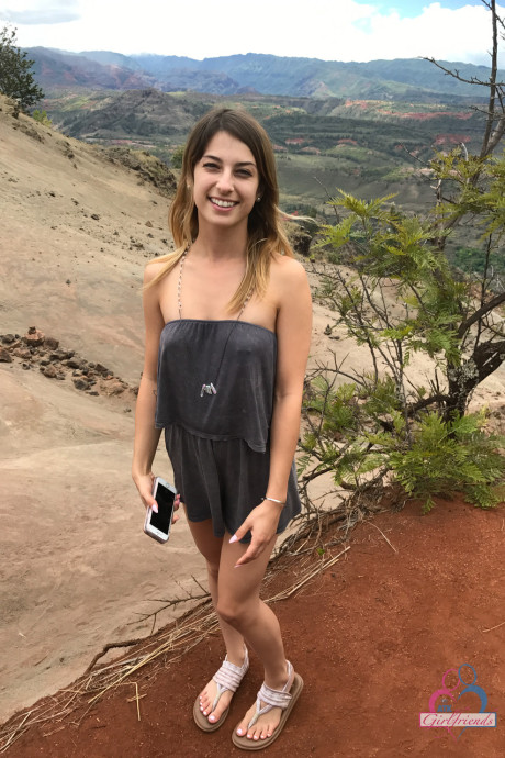 Amateur GF Kristen Scott flaunts her hot behind while posing on the beach