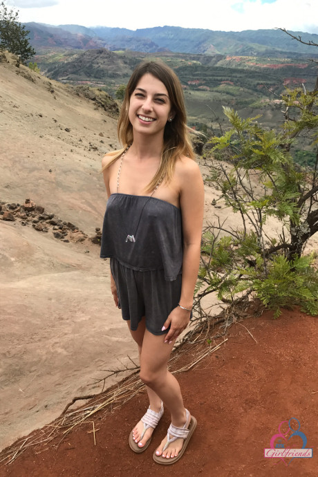 Amateur GF Kristen Scott flaunts her hot behind while posing on the beach