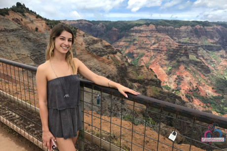 Amateur GF Kristen Scott flaunts her hot behind while posing on the beach