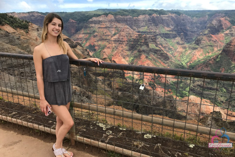 Amateur GF Kristen Scott flaunts her hot behind while posing on the beach