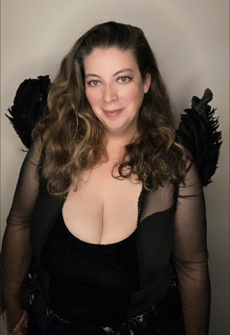 Sexy OnlyFans BBW Suzanne shows her curves & rubs her silky cunt in a solo