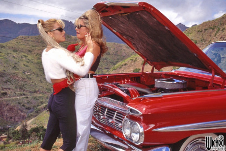 Sleazy PJ Sparxx & Jill Kelly strip & lick each other's pussy juice in a car