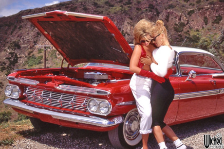 Sleazy PJ Sparxx & Jill Kelly strip & lick each other's pussy juice in a car