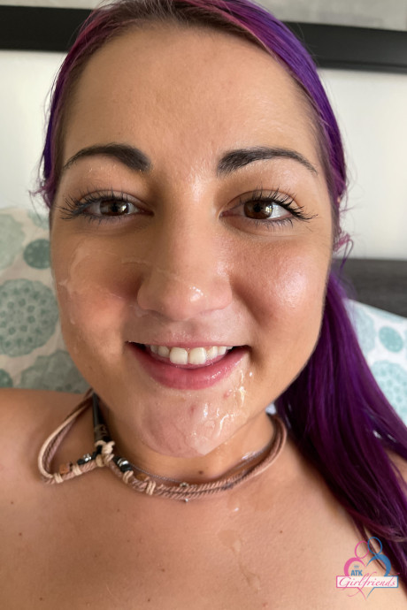 Amateur whore GF lady Lily Adams displays her bareback legs before taking a facial cumshot