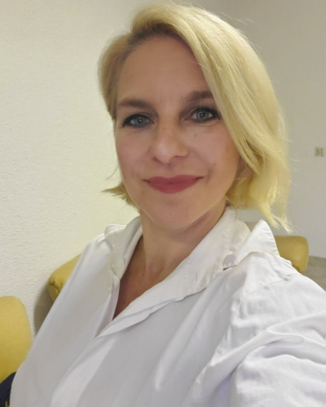 Stunning older amateur shows her hot curves while drinking a morning coffee