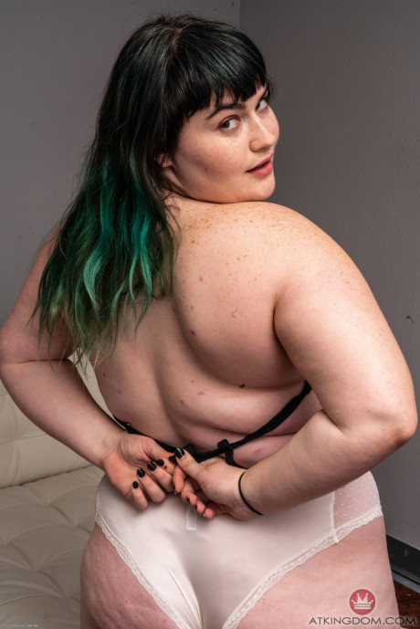 Chubby amateur Cece Lachey spreads her breathtaking bushy snatch up close