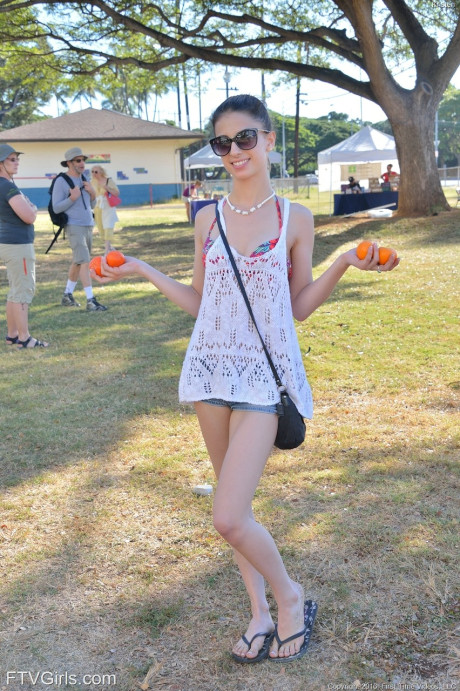 Pretty amateurs Kristen & Nina fisting & fruit stuffing wet pussies at the beach