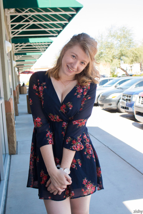 Teen gf Irelynn Dunham displays her natural curves in public