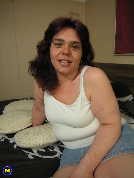 Amateur mom Jasmina fingers her pussy and teases with her chunky body on a bed