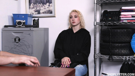 Shoplyfter Skylar Vox, Peter Green