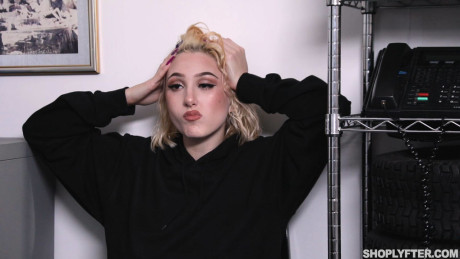 Shoplyfter Skylar Vox, Peter Green