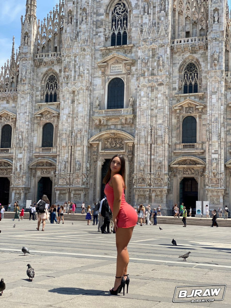 Italian Sara Diamante sucks a monstrous cock after flaunting her big behind in public